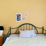Cheerful Downtown Apartment